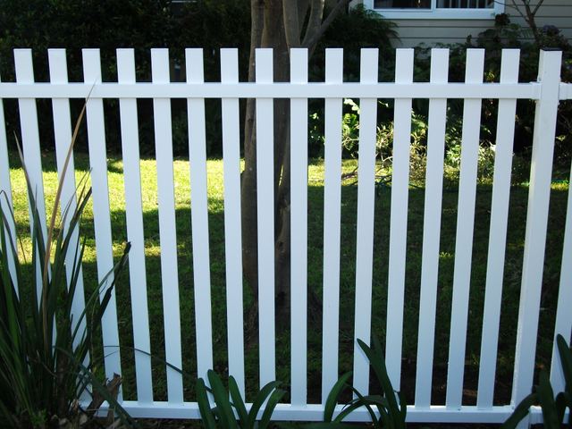 White aluminium vertical picket panel installed in a Sydney garden
